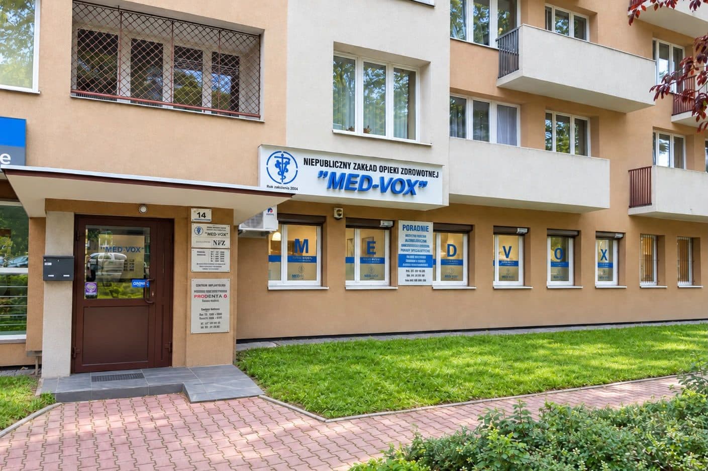 Budynek poradni MED-VOX przy ul. Poniatowskiego 14 w Katowicach - szyld nad wejściem i litery MED-VOX w oknach parteru